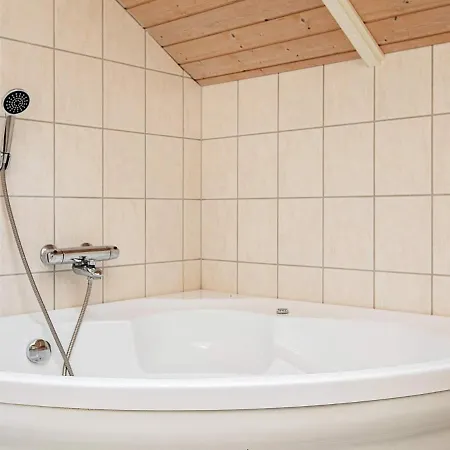 Holiday home Four-bedroom In Vaeggerlose 8
